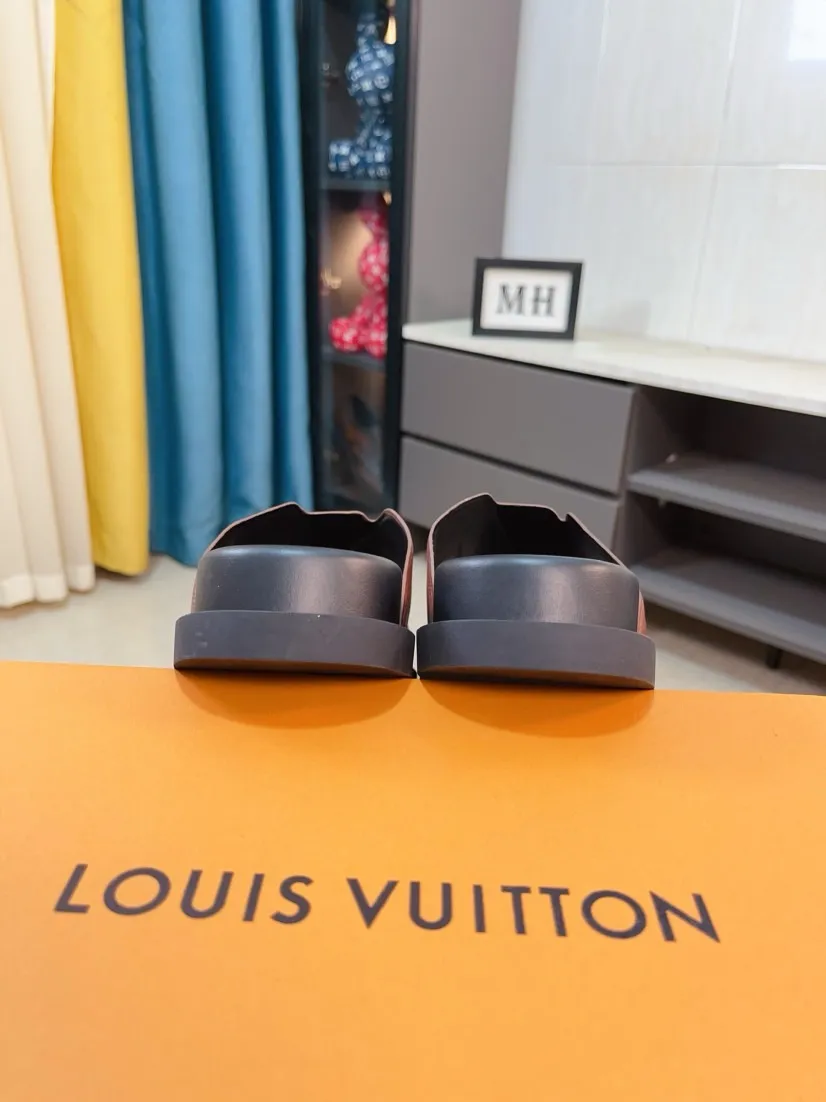 Men's shoes💰300🌹🌹【LV】Multi-color new men's slippers, original top-quality version, original special cowhide with pebbled embossing➕sheepskin on the inner and side, non-slip combination sole, more stable walking, more comfortable and lightweight, high-end and generous, size: 38~44